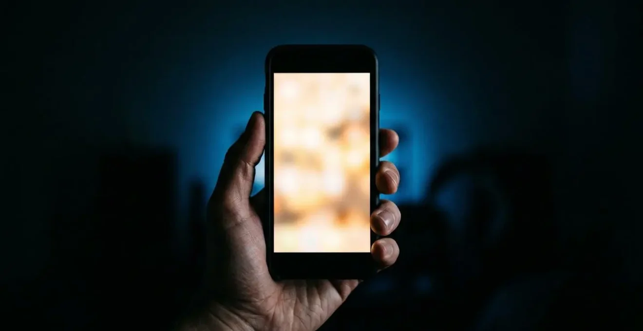 Personne contactant son assistance d'urgence par téléphone la nuit